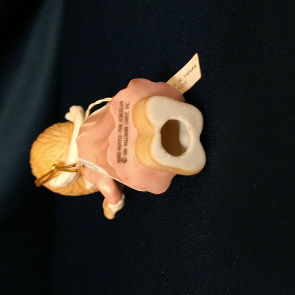Vintage 1984 Betsy Clark Angel Ornament - Picture 3 of 3